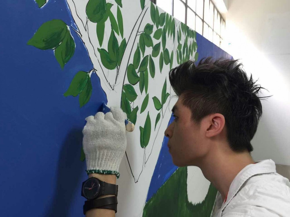 《拥抱艺术2015》墙壁画的创作 第一天
(待续） 